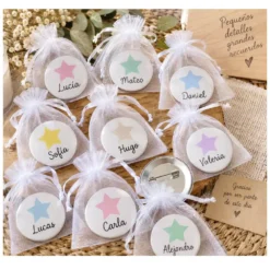 Chapas personalizadas con nombre para invitados con estrellas de colores