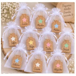 Llaveros de corcho personalizados con nombre en bolsas de organza