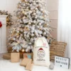 Saco de Navidad personalizado con nombre y diseño de Papá Noel Ho Ho Ho, ideal para guardar los regalos bajo el árbol.