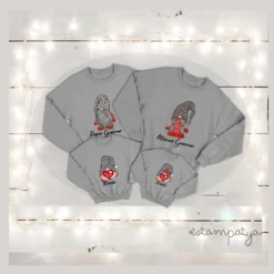 Sudaderas navideñas familiares grises con diseño de gnomos y nombres personalizados sobre fondo blanco con luces.