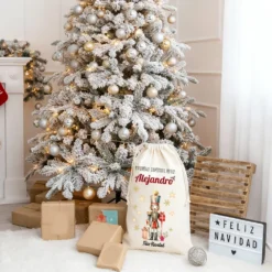 Saco de Navidad personalizado con ilustración del Cascanueces, perfecto para guardar regalos navideños.
