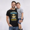 Padre con hijo llevando camiseta personalizada Este padre mola un huevo para el Día del Padre