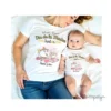 Conjunto de camiseta blanca y body de bebé para el Primer Día de la Madre, diseño ilustrado de tetera y tacita personalizable con nombres en blanco