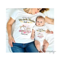 Conjunto de camiseta blanca y body de bebé para el Primer Día de la Madre, diseño ilustrado de tetera y tacita personalizable con nombres en blanco