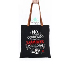 Bolsa de tela negra para profesora con frase divertida sobre corregir examenes y asas marrones